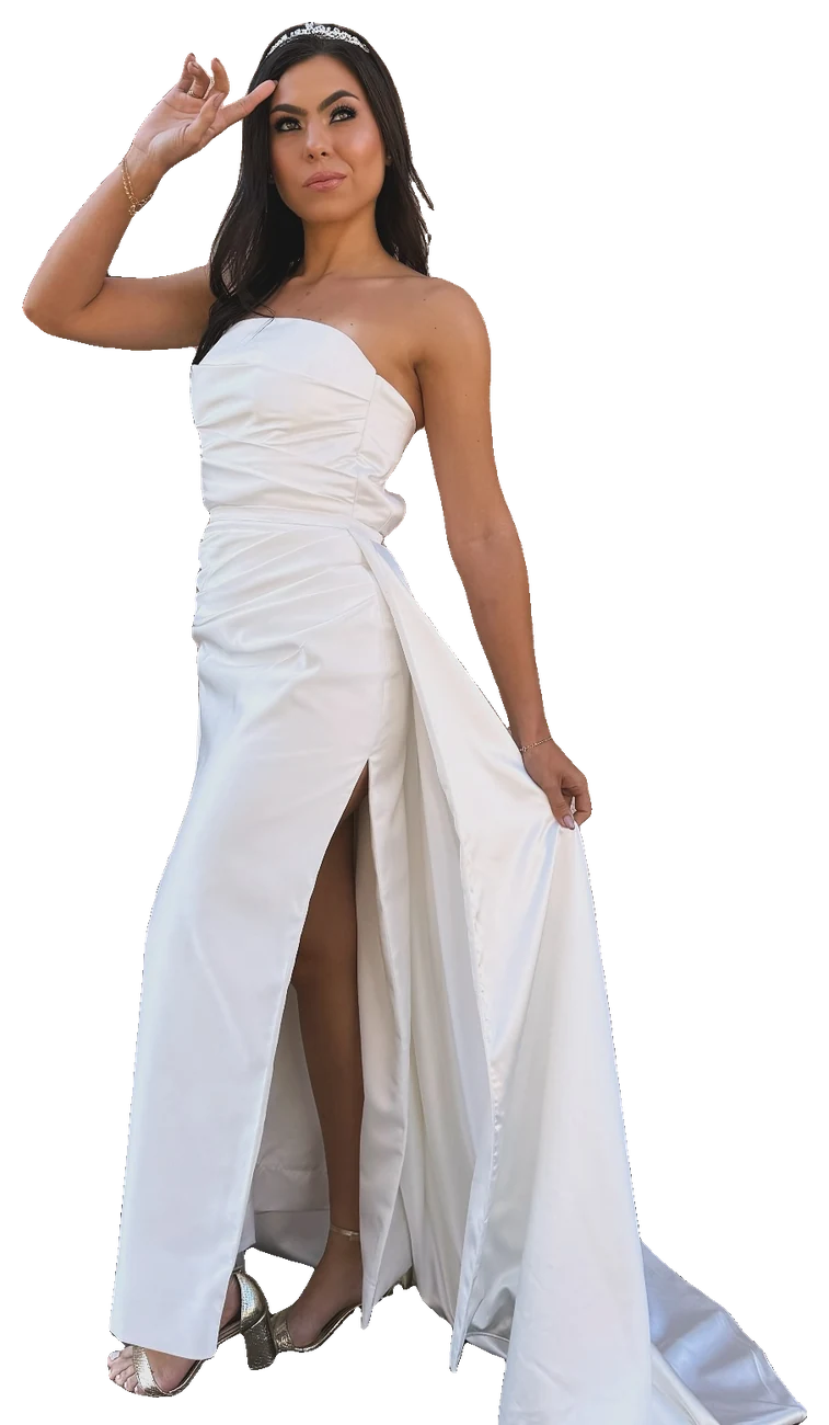 Vestido de noiva tomara que caia, drapeado, com fenda e cauda, criado pelo Atelier Anita & Leticia