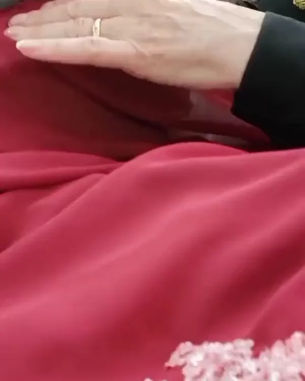 Mãos costurando na máquina e aplicando renda bordada à mão