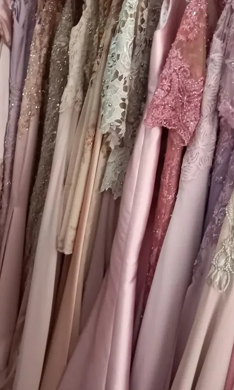 Arara de longos em tons pastéis, rosés e nudes, no ateliê Anita & Leticia